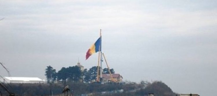 Premierul şi ministrul Apărării participă, miercuri, la Ziua Drapelului. Steagul va fi arborat în bernă
